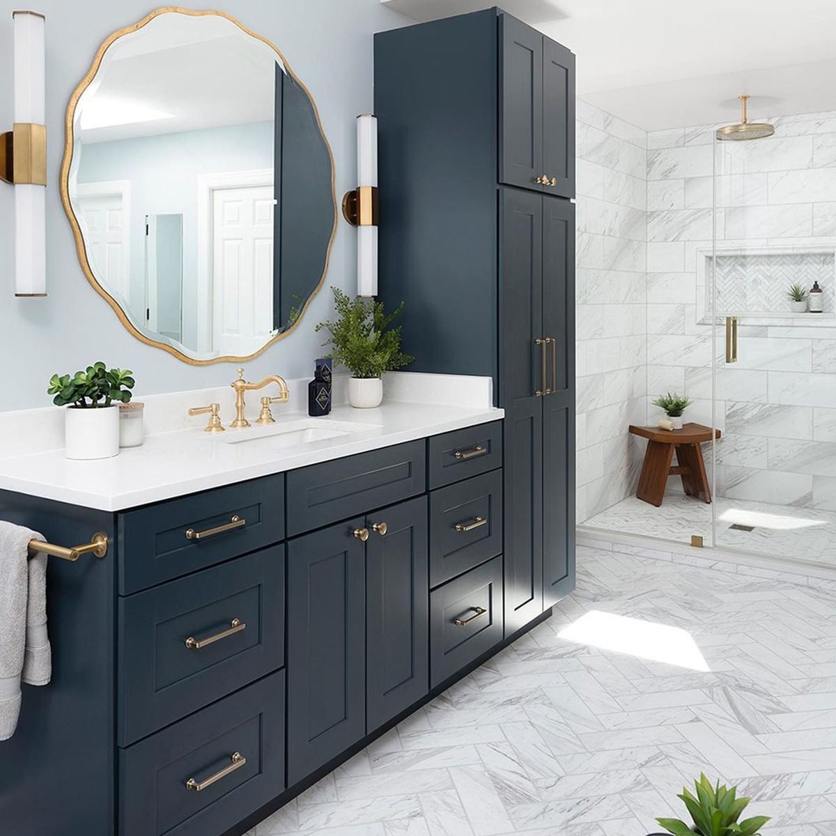 10-Blue-Vanity-Bathroom-Ideas-Youll-Love_Navy-and-Gold-Chic-courtesy-@esslingerdesigncompany-Instagram-1